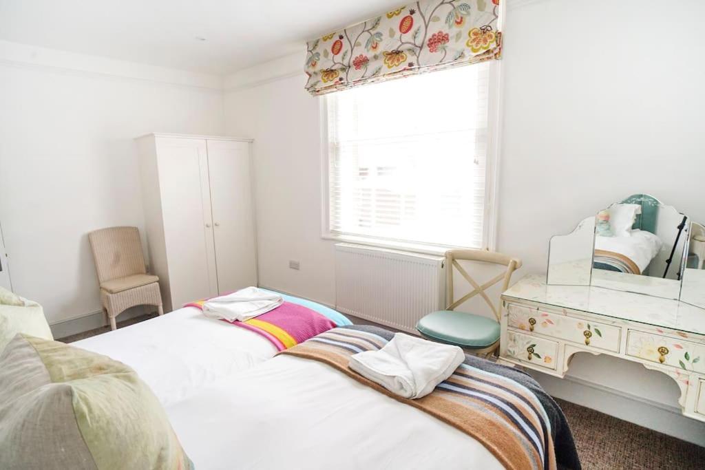 Paskins, Cowes - Sleeps 4 - 2 Bed - 2 Bath - Central Location Εξωτερικό φωτογραφία