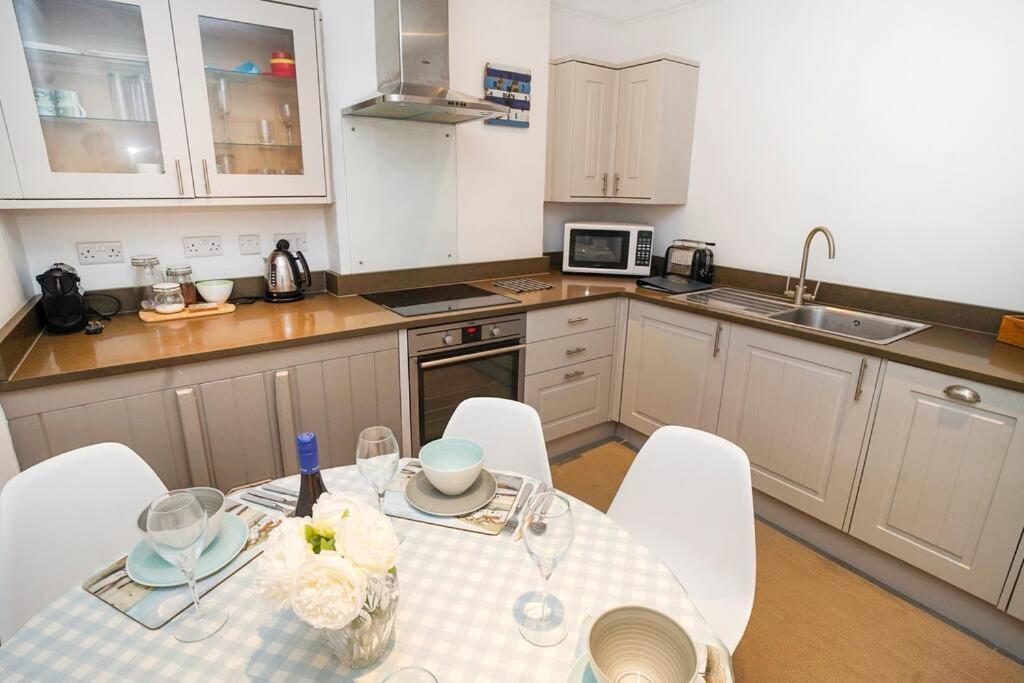 Paskins, Cowes - Sleeps 4 - 2 Bed - 2 Bath - Central Location Εξωτερικό φωτογραφία